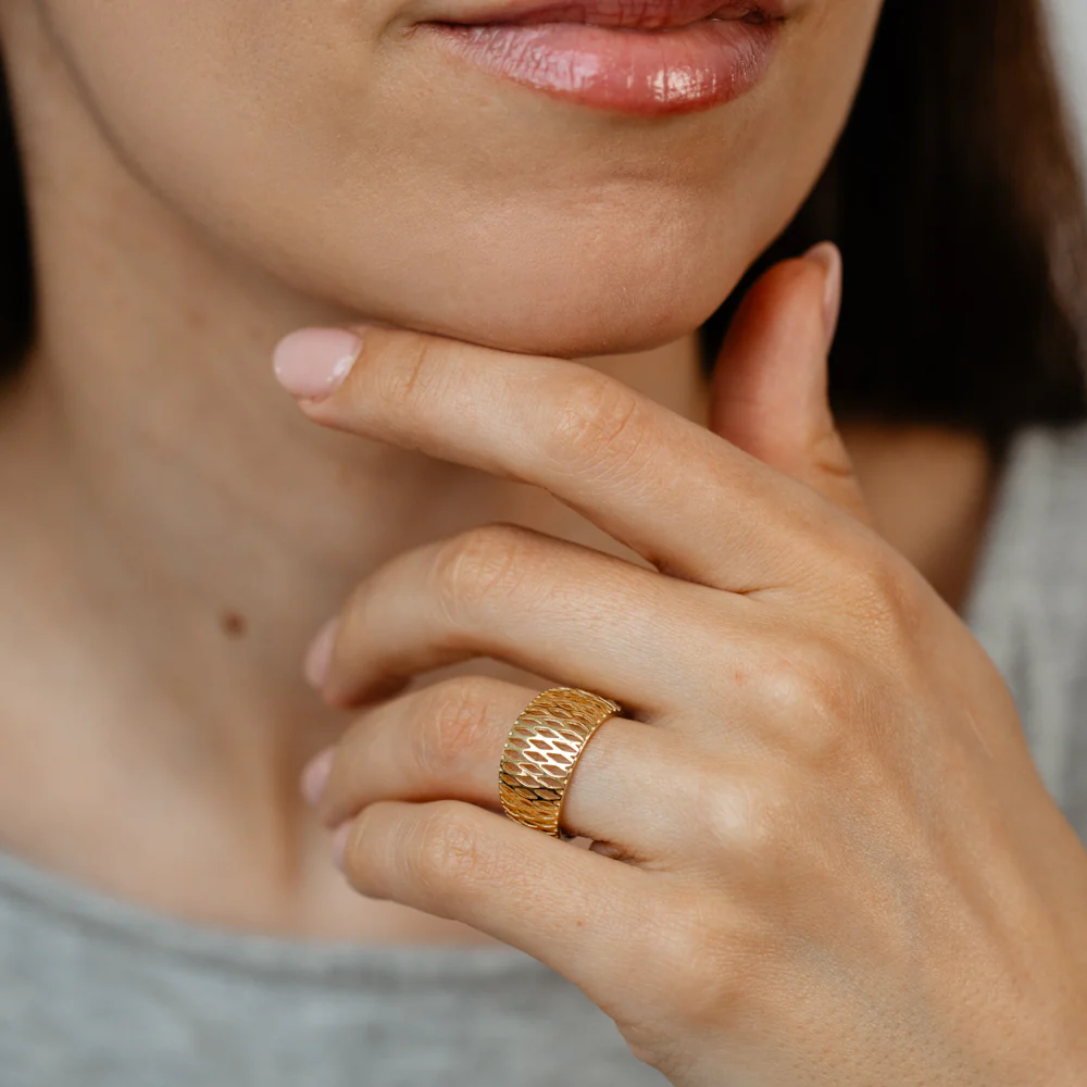 Criss Cross Ring in 9ct Yellow Gold - Image 3