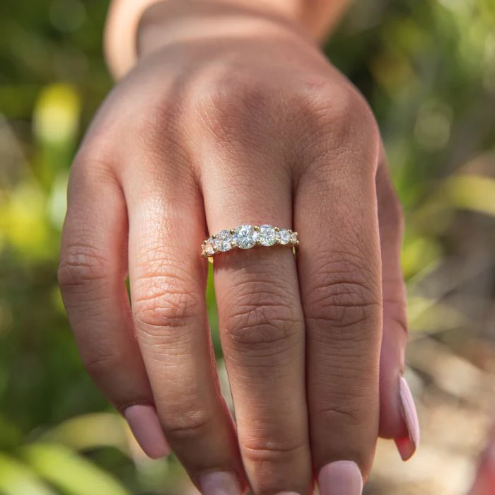 Cubic Zirconia Graduated 7 Stone Ring in 9ct Yellow Gold - Image 4
