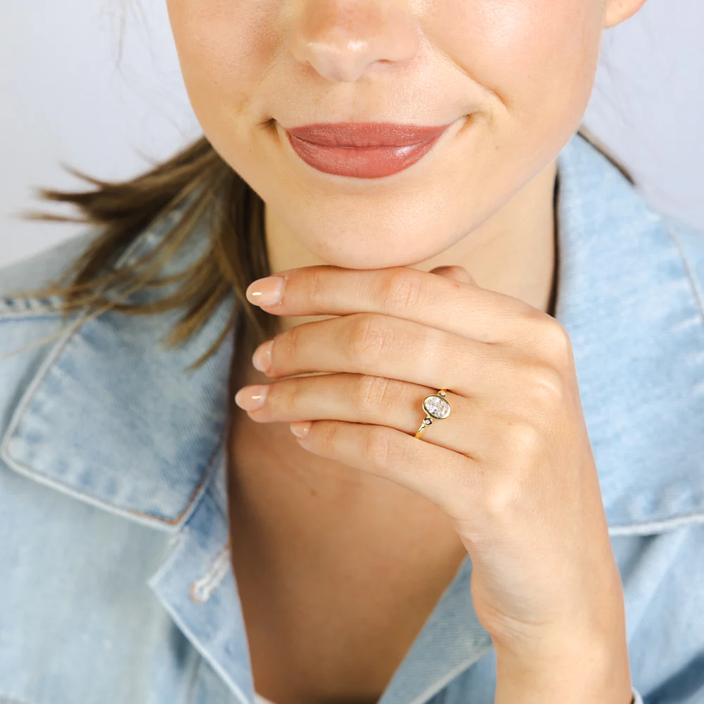 Cubic Zirconia Oval Shaped Ring in 9ct Yellow Gold - Image 3