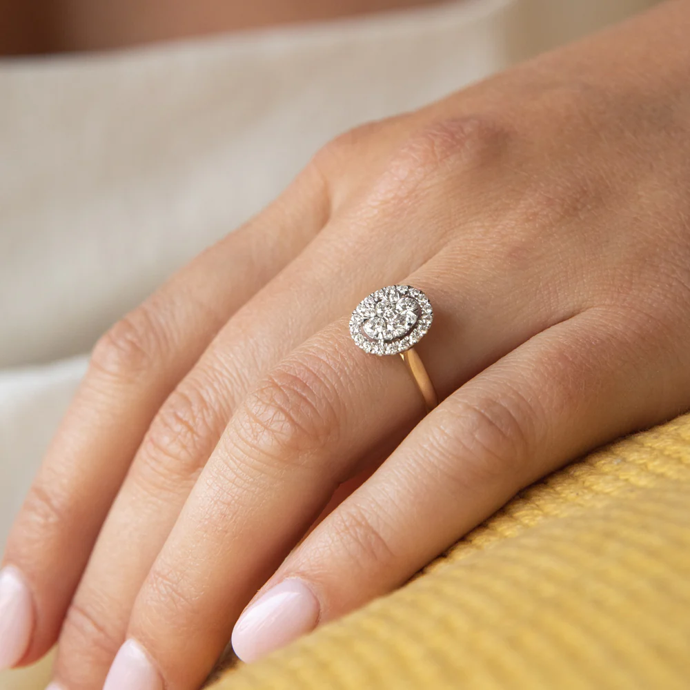 Flawless 1/2 carat  9ct Oval Yellow & White Gold Diamond Ring - Image 4