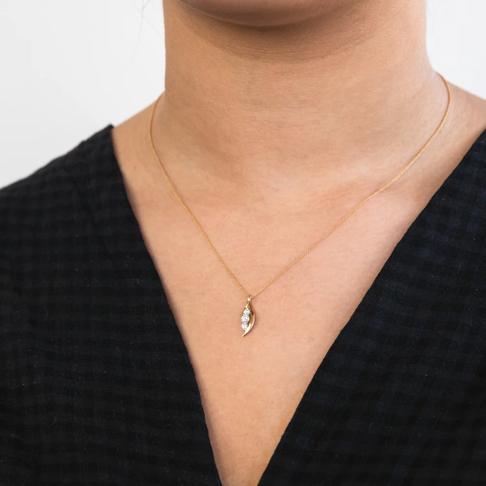 Flawless Cut 1/4 Carat Diamond Trilogy Pendant in 9ct Yellow Gold on 45cm Chain - Image 2