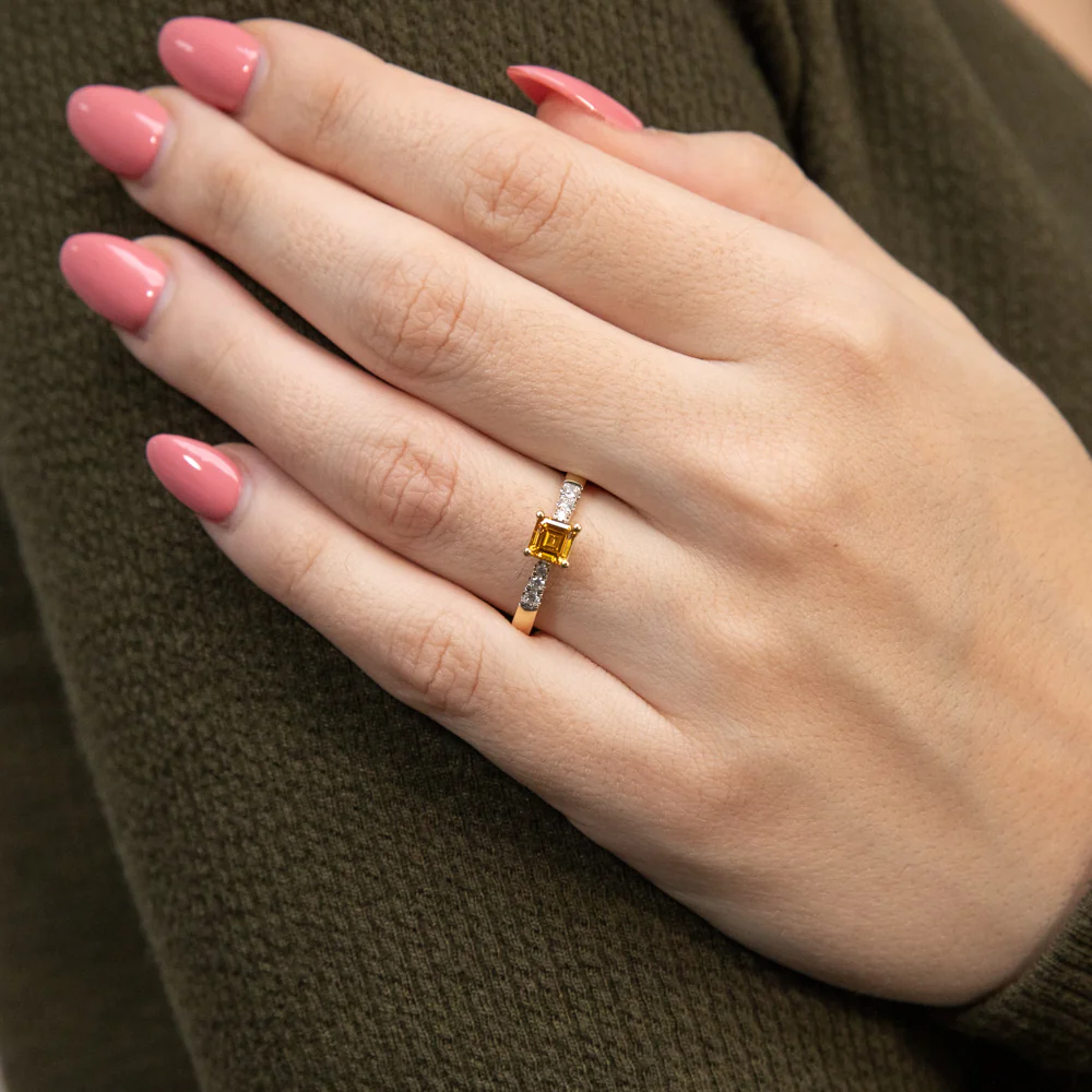 Luminesce Lab Grown 18ct Yellow Gold 0.60 Carat Diamond 1 Yellow Emerald with 6 Brilliant Cut Diamonds - Image 3