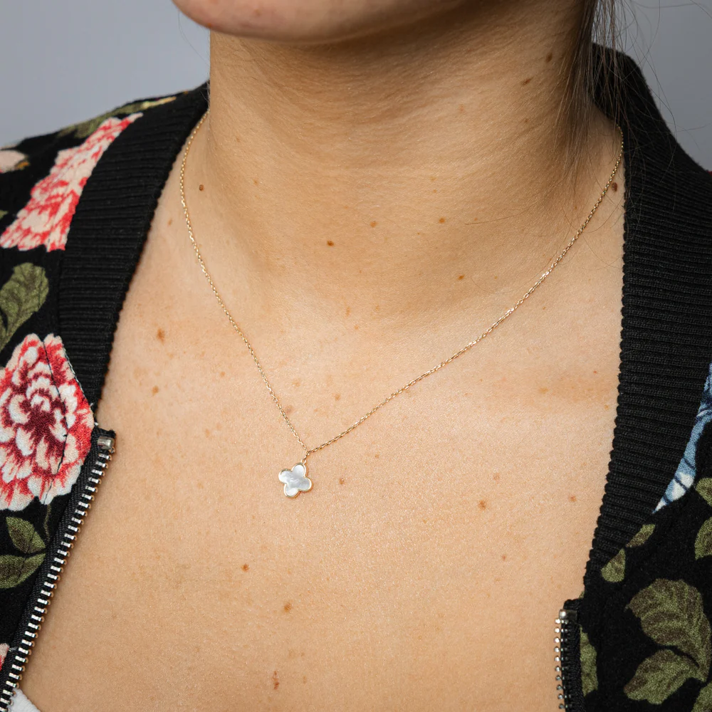 Mother of Pearl Clover on Adjustable 42-45cm Length in 9ct Yellow Gold Chain - Image 3