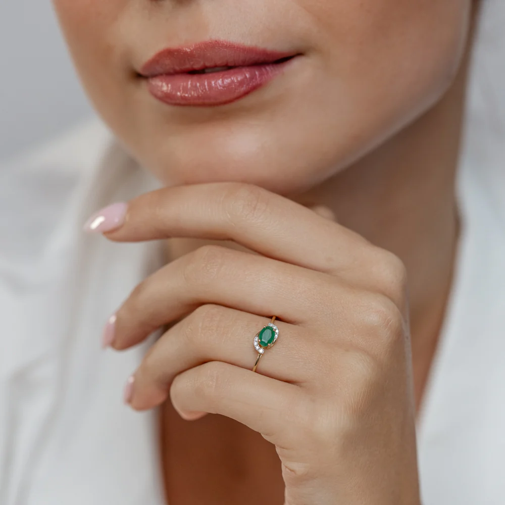 Natural Emerald and Diamond Ring in 9ct Yellow Gold - Image 3