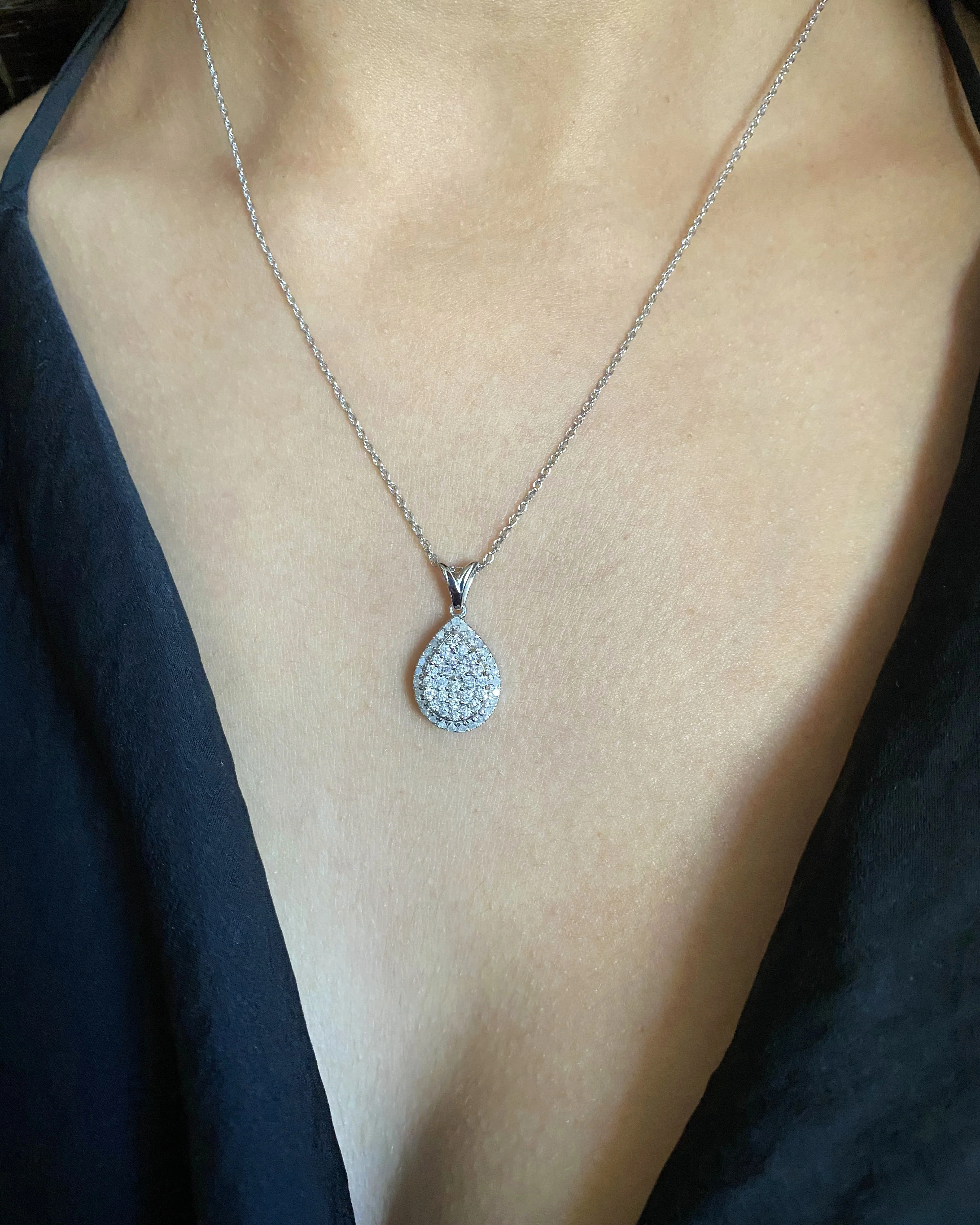 Silver 1/2 Carat Pendant with 52 Brilliant Diamonds on 45cm Chain - Image 2