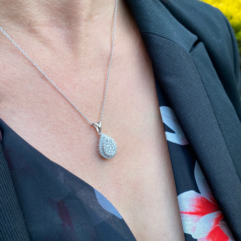 Silver 1/2 Carat Pendant with 52 Brilliant Diamonds on 45cm Chain - Image 3
