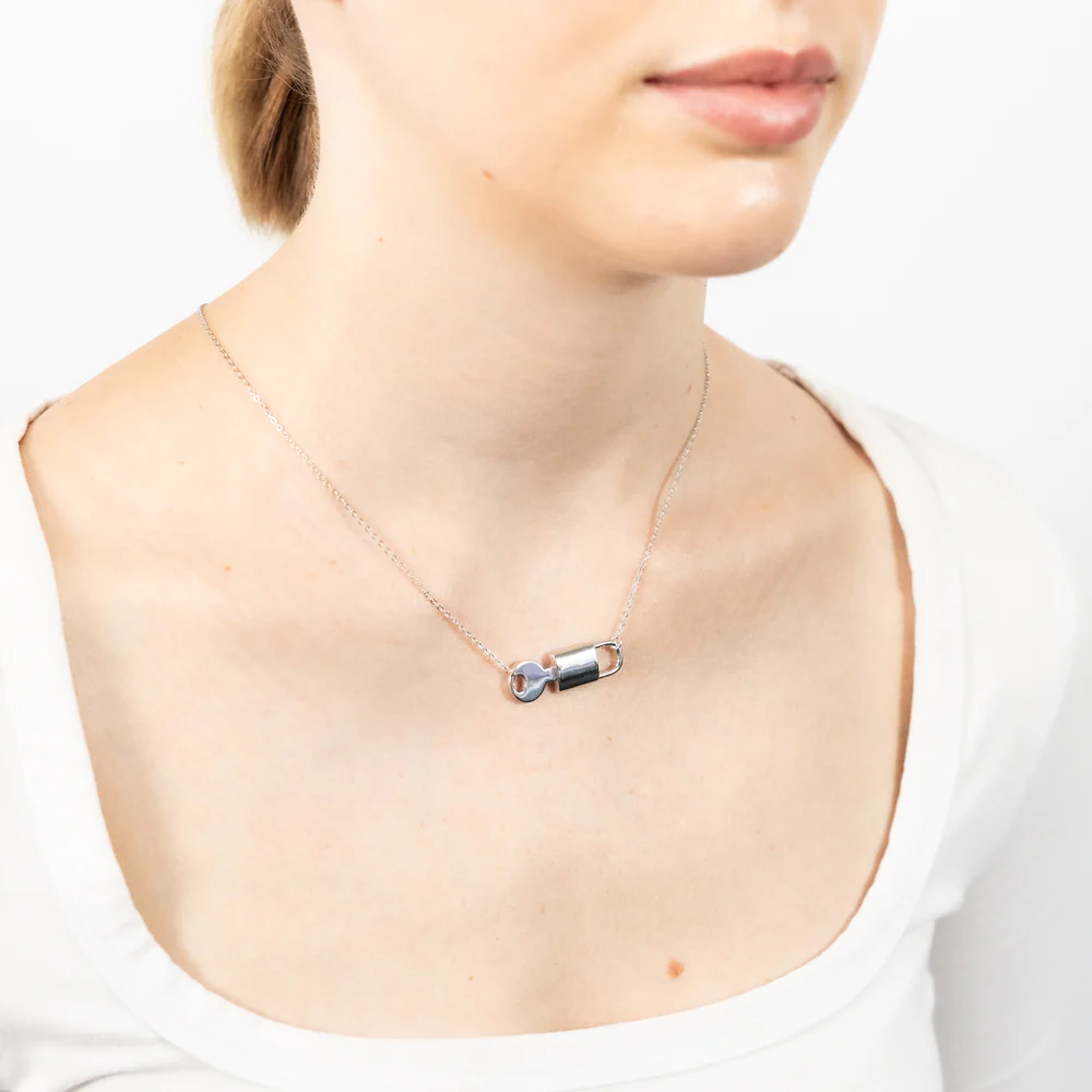 Sterling Silver Key And Lock Pendant On 40+5cm Chain - Image 2