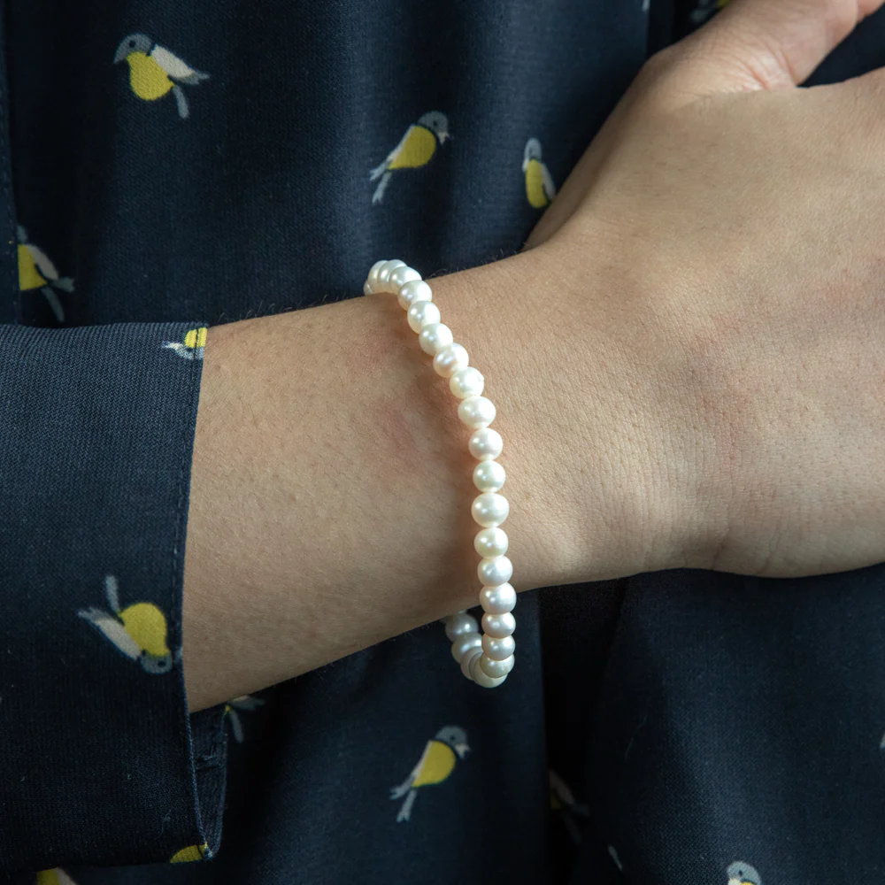 White Freshwater Pearl Stretch Bracelet - Image 2
